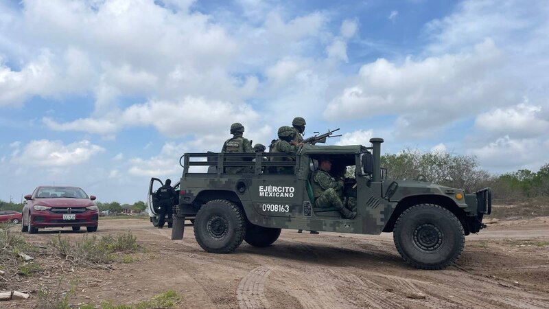 Militares mexicanos patrullan una zona rural