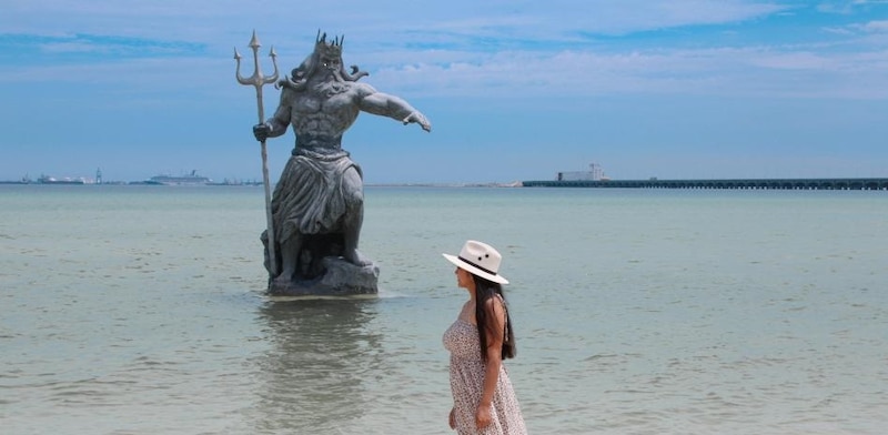 Poseidón, el dios del mar, emerge de las aguas en una impresionante estatua