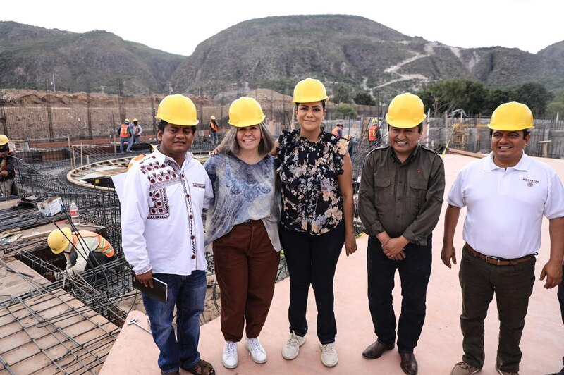 Visita de la alcaldesa a la construcción de un nuevo parque en la ciudad.