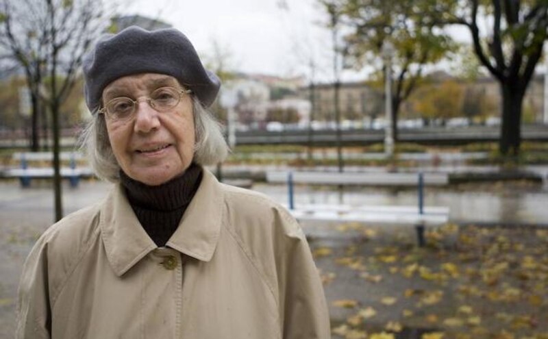 Mujer mayor con boina gris
