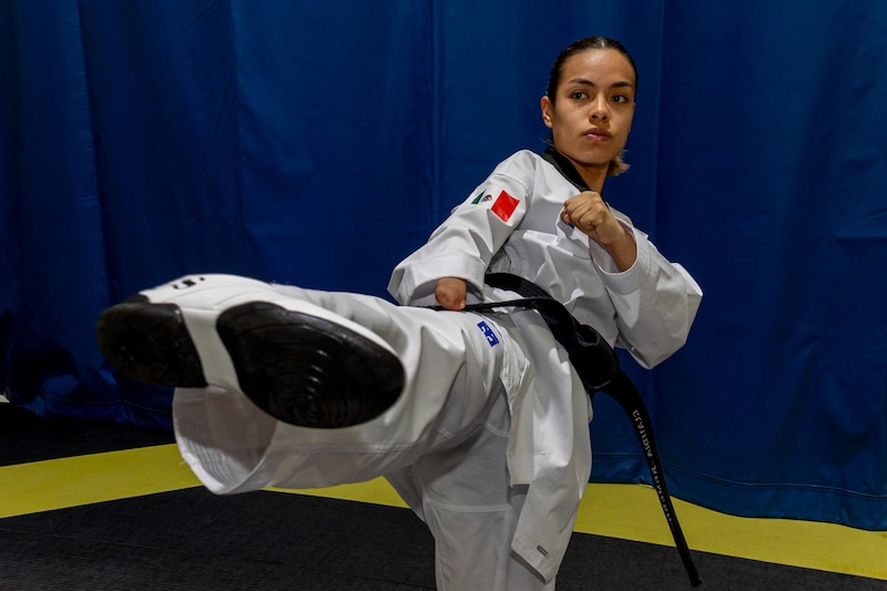 Mujer mexicana practicando taekwondo