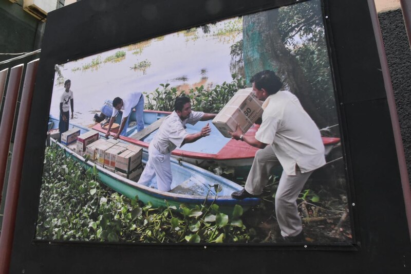 Trabajadores cargando cajas en una lancha