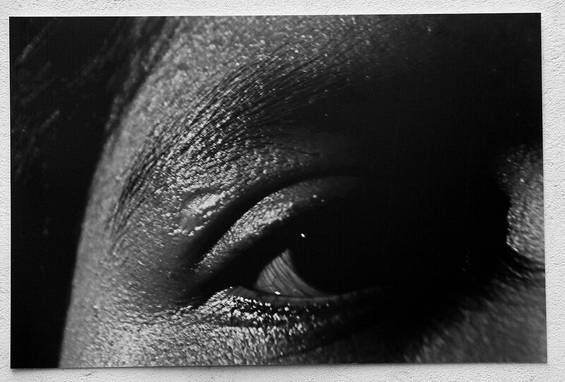 Primer plano en blanco y negro del ojo de una mujer