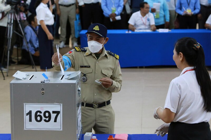 Policía de Myanmar deposita su voto en las elecciones generales