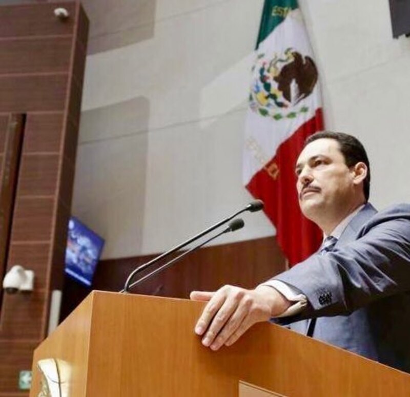 Diputado mexicano da un discurso en el Congreso