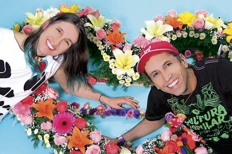 Julieta Venegas y Rubén Albarrán juntos en un corazón de flores