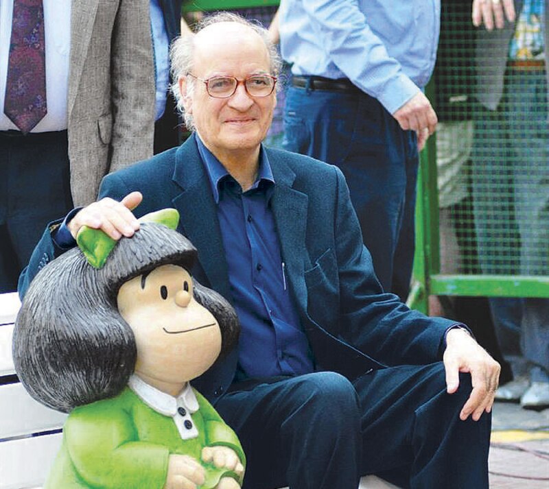 Quino, el creador de Mafalda, junto a su personaje más famoso