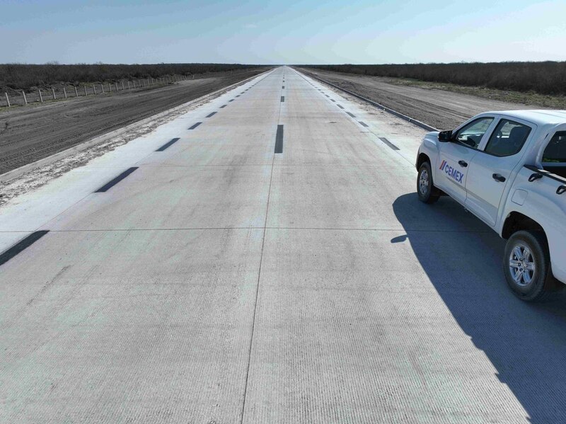 Carretera de asfalto con marcas viales