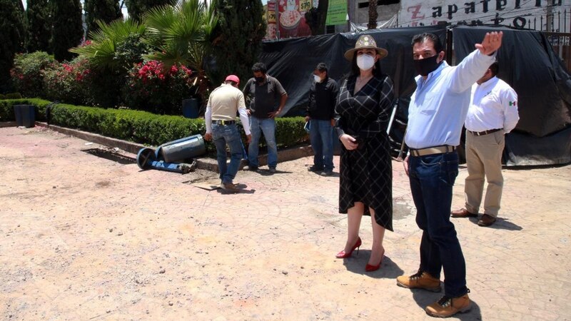La alcaldesa supervisa las obras de remodelación de la plaza principal