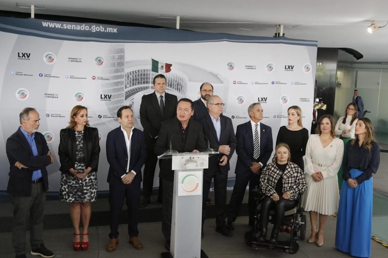 Senadores y senadoras de Morena en conferencia de prensa.