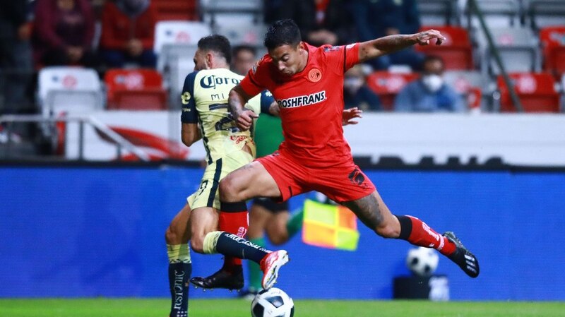 Jugador de fútbol en acción