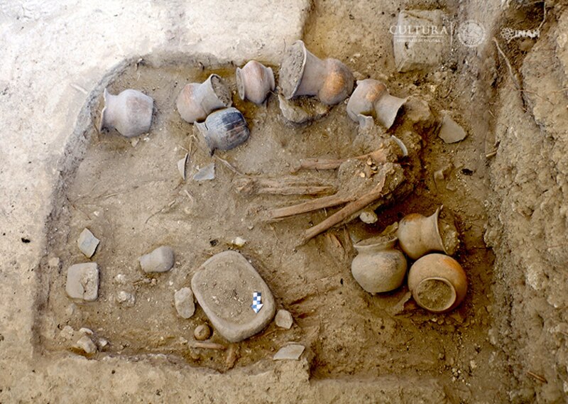 Restos óseos y vasijas de cerámica hallados en una excavación arqueológica