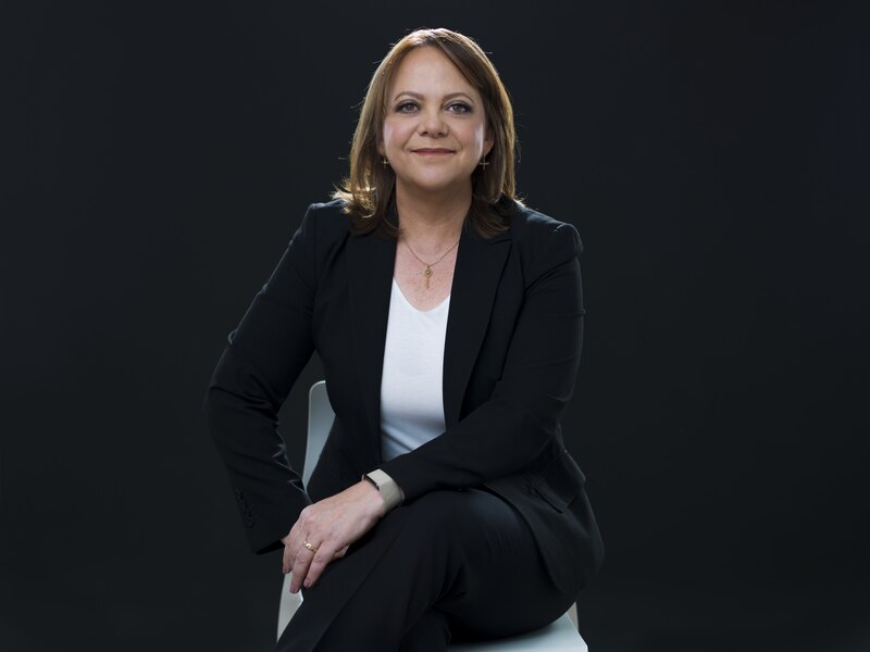 Retrato de una mujer empresaria en traje negro