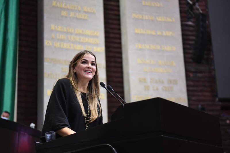 La diputada Margarita Zavala da un discurso en el Congreso de la Unión.