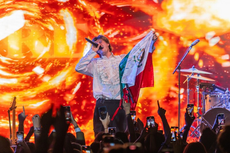 ¡El cantante mexicano Christian Nodal ondeando la bandera de México en un concierto!