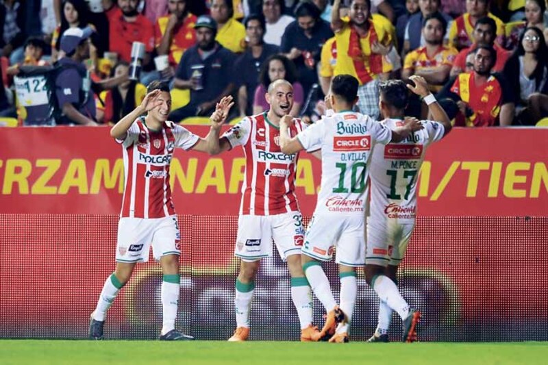 Jugadores de fútbol celebrando un gol