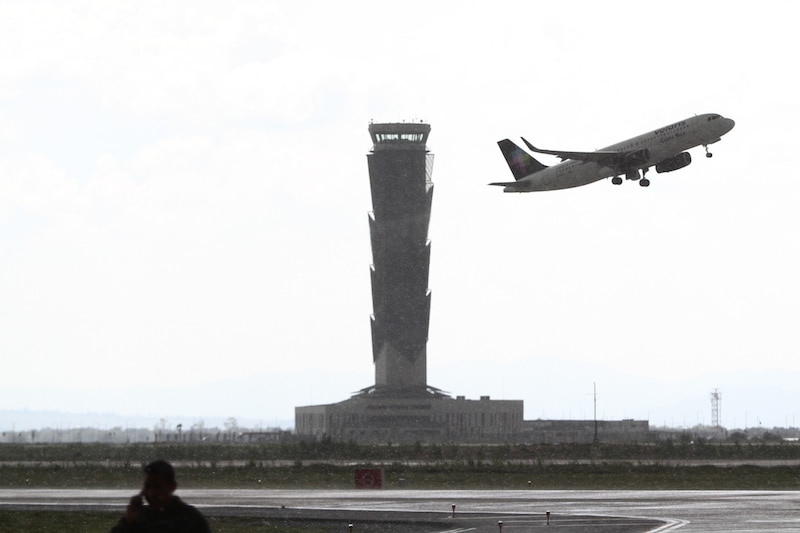 Un avión despegando de una pista de aterrizaje.