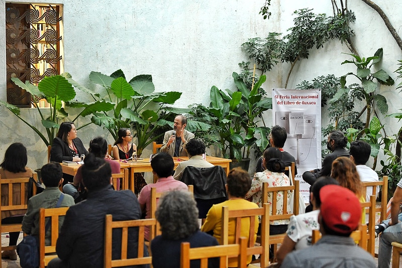 Presentación de un libro en una feria internacional