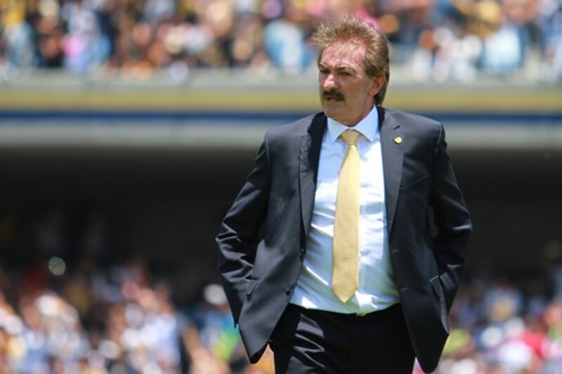 El entrenador de fútbol Ricardo Gareca observa el partido desde la línea de banda