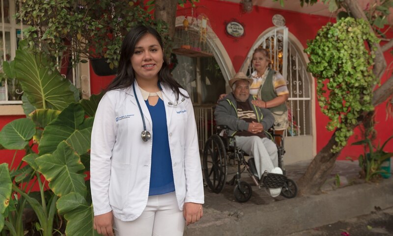 Doctora con paciente en silla de ruedas