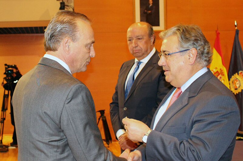 El presidente de la Generalitat, Artur Mas, entrega la Medalla de Oro de la Generalitat al expresidente José Montilla