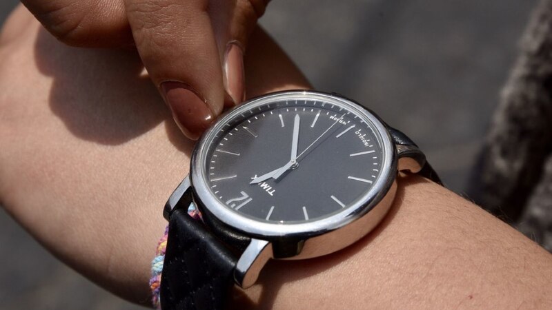 Mujer mirando su reloj