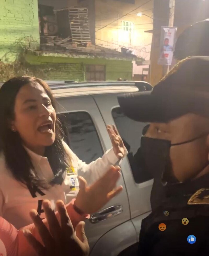 Mujer policía discute con automovilista