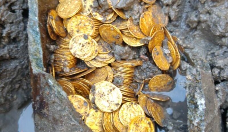 Monedas de oro encontradas en un barco hundido
