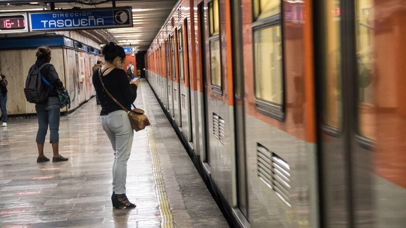 Mujer esperando el metro en la estación Tasqueña