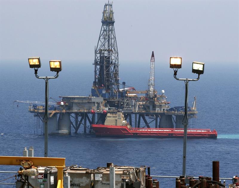 Plataforma petrolera en el mar