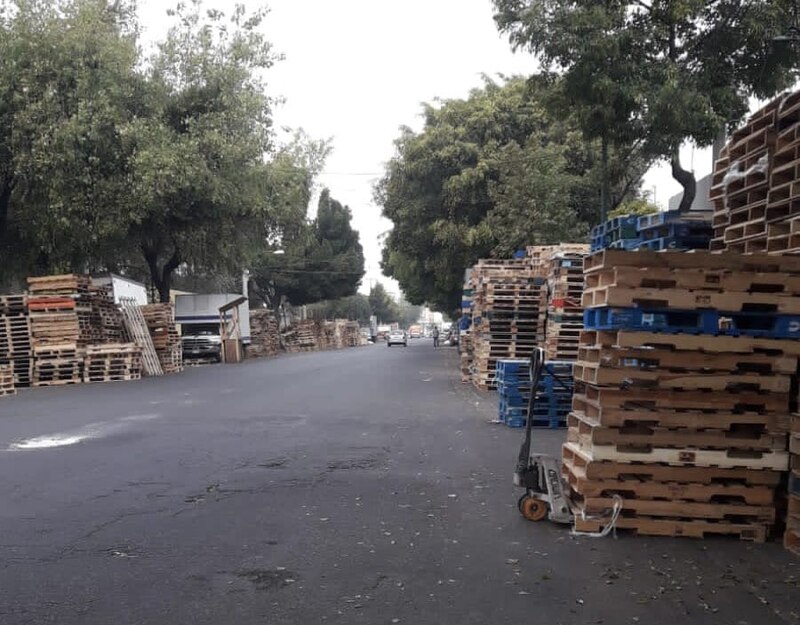 Calle llena de tarimas de madera