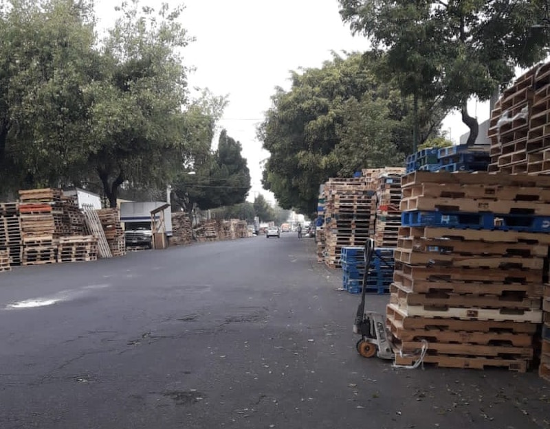 Calle llena de tarimas de madera