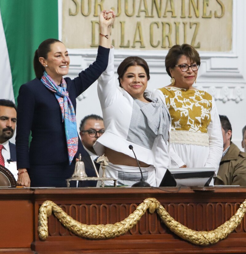 Diputadas mexicanas celebran la aprobación de la ley de igualdad de género