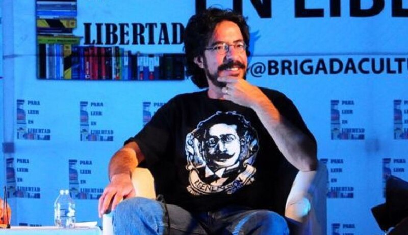 El escritor argentino Pedro Mairal en una conferencia sobre literatura.