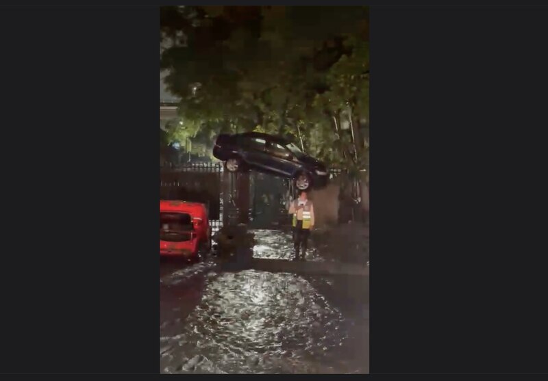 Coche flotando en el aire tras inundaciones
