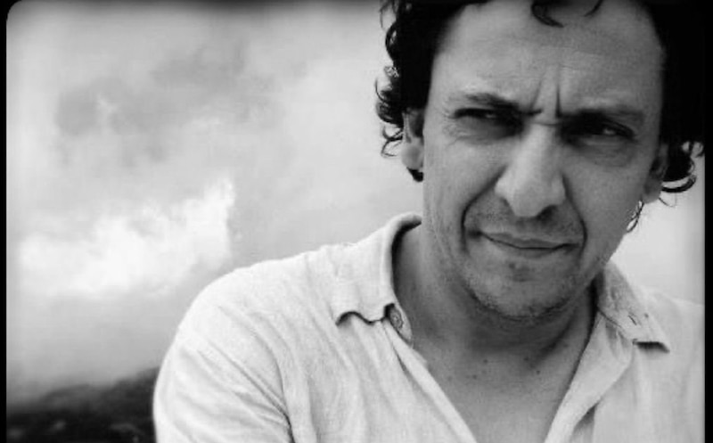Un retrato en blanco y negro de un hombre con el ceño fruncido