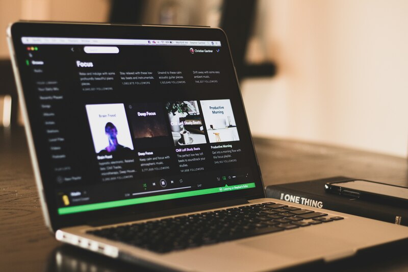 Laptop con la aplicación de Spotify abierta haciendo alusión al evento de Spotify Wrapped de este 2024.