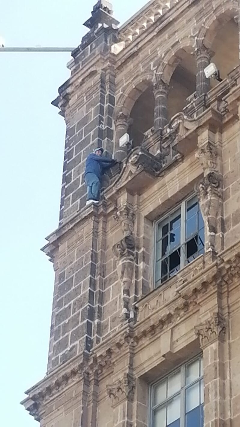Escalador urbano en la cima de un edificio