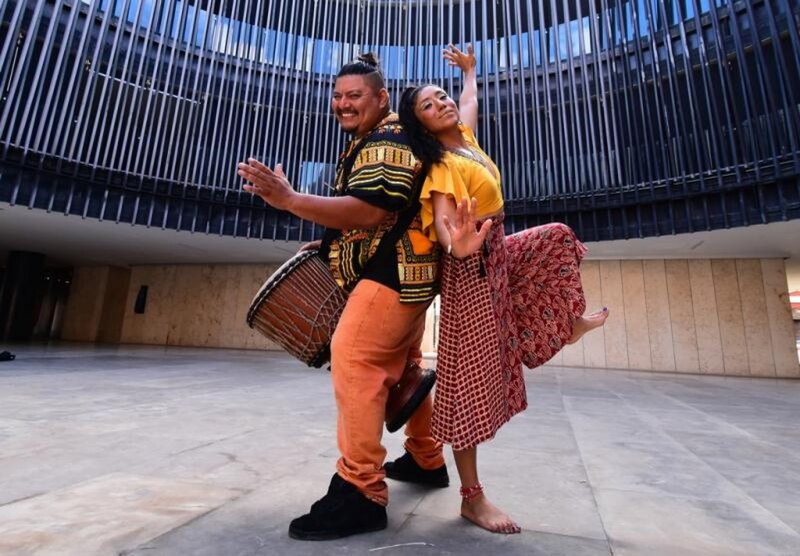 Pareja de bailarines realizando una danza tradicional africana.