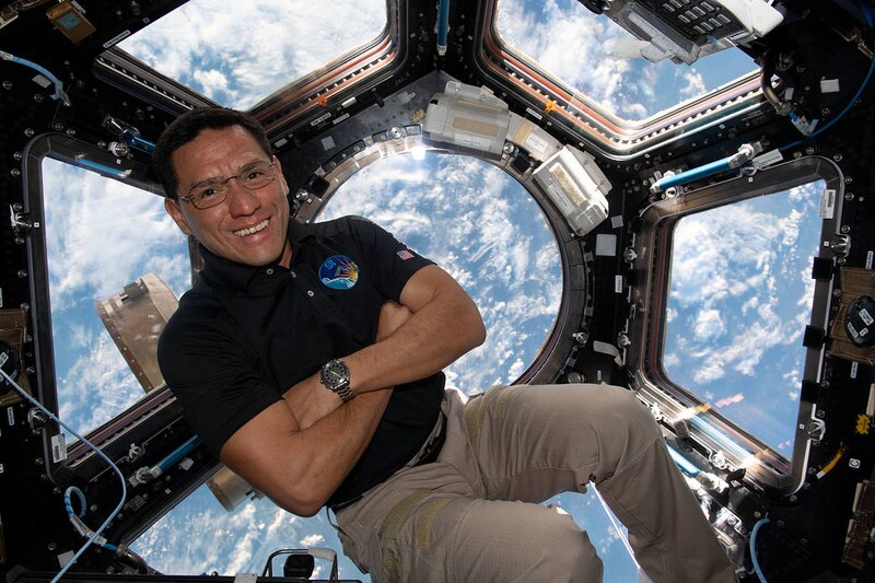 El astronauta español Pedro Duque sonríe a la cámara desde la Estación Espacial Internacional