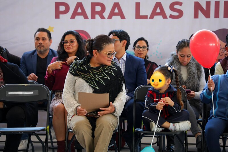 Niña sosteniendo un globo rojo