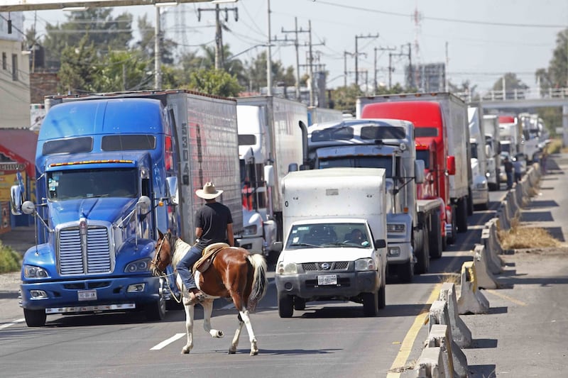 Agricultores del estado continúan bloqueando la carretera a nogales así como varios accesos carreteros de la ciudad, esto tras no llegar a ninguna negociación con las autoridades federales por un pago justo por el precio del maíz.