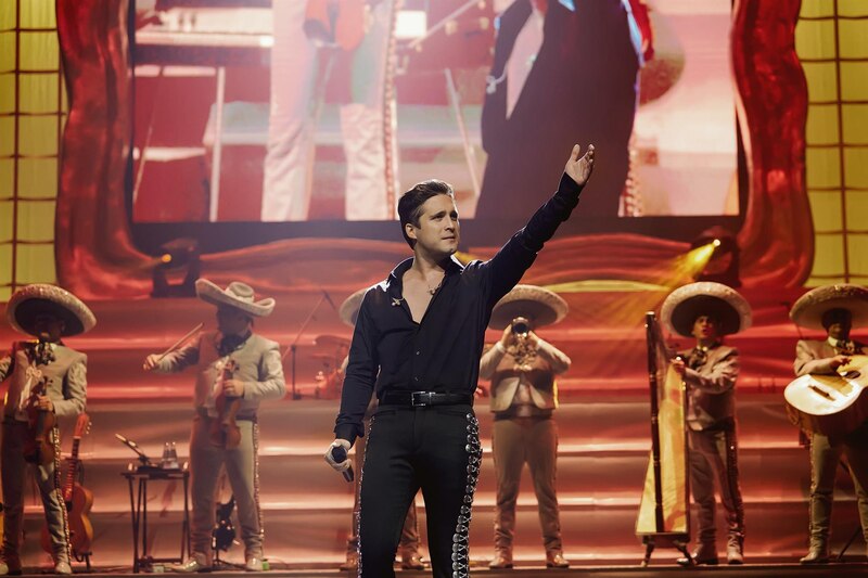 Christian Nodal cantando en concierto