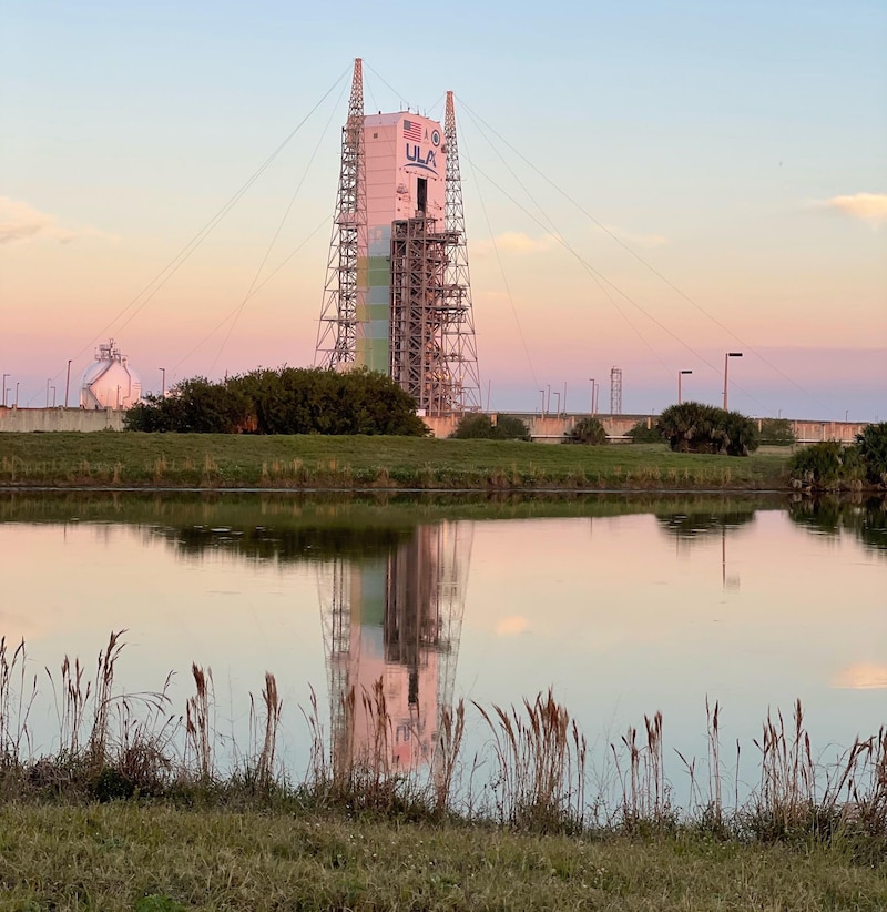 Cohete espacial ULA Atlas V en la plataforma de lanzamiento 39B en el Centro Espacial Kennedy