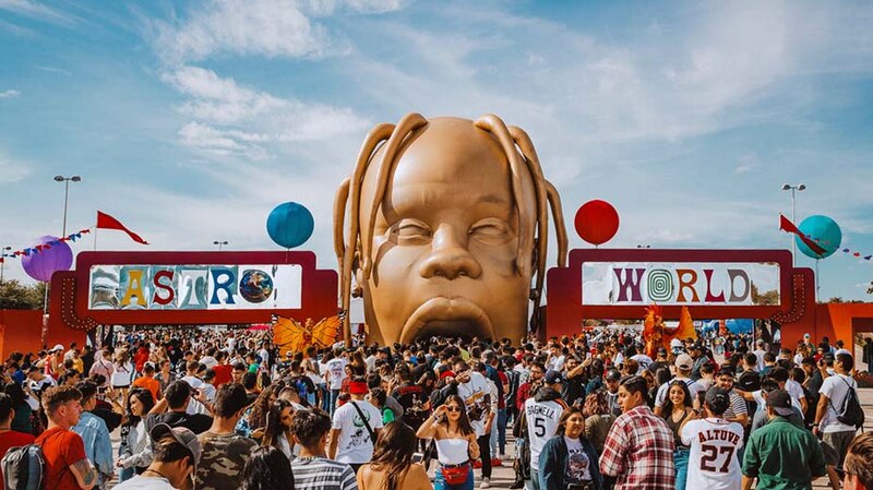 Travis Scott actuando en el festival de música Astroworld