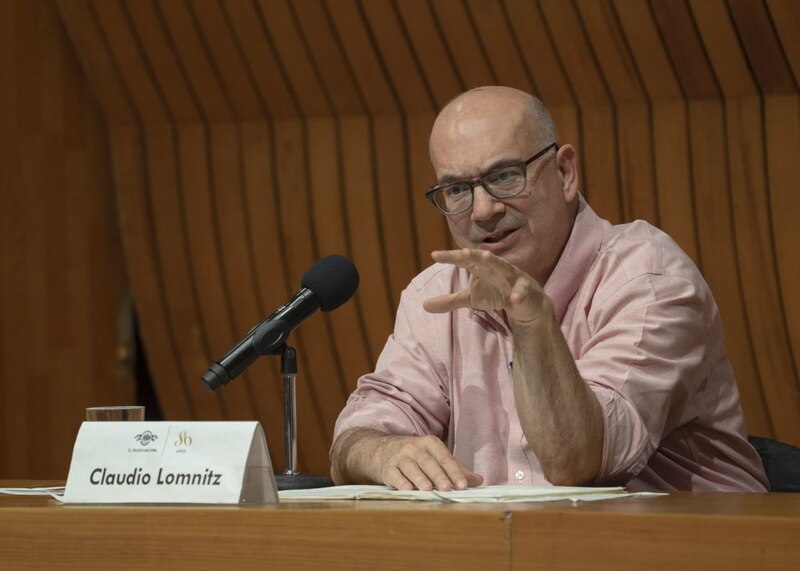 Claudio Lomnitz, un antropólogo mexicano, da una conferencia sobre la cultura mexicana.