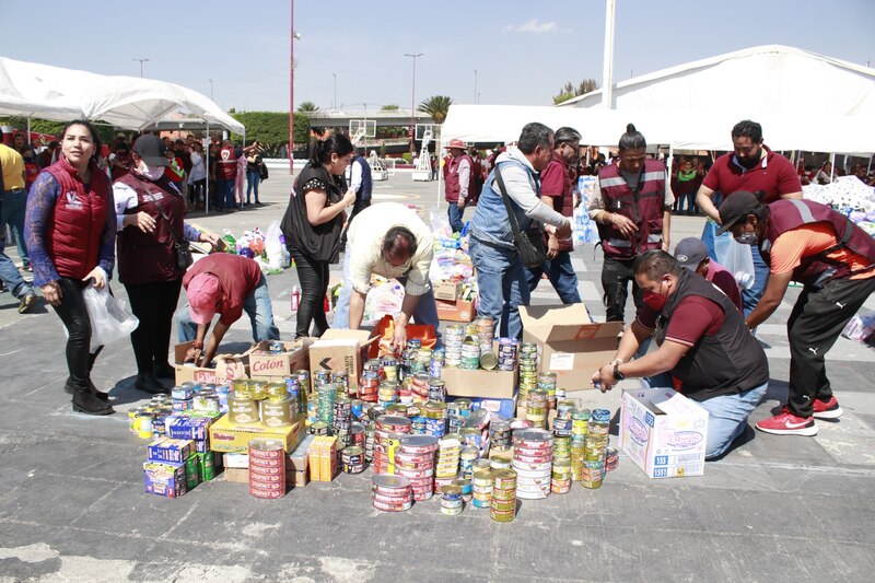 Voluntarios clasifican alimentos para su distribución a familias necesitadas