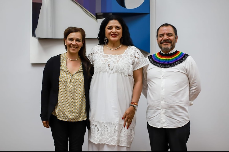 Tres personas indígenas en una ceremonia