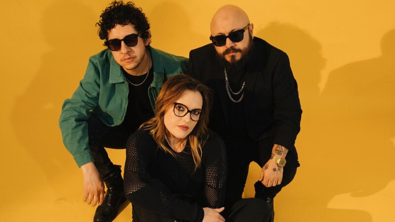 Tres personas posando para una foto con lentes oscuros.