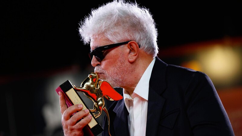 El director Pedro Almodóvar besa el León de Oro que le acredita como ganador del premio a la mejor película en el Festival de Venecia.